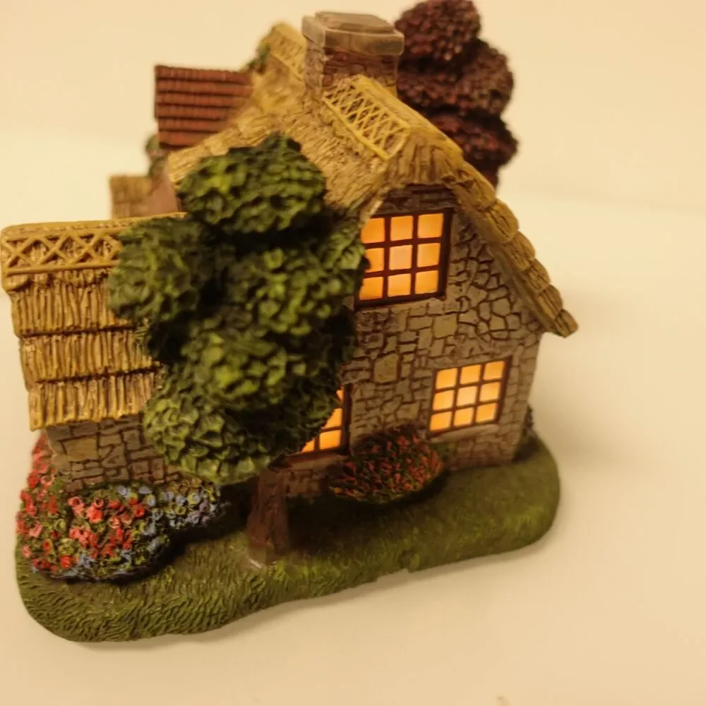 Hawthorne Village Thomas Kinkade Lamplight Tea Room 79985 with Lights and Figure